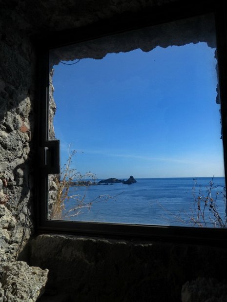 (76)  Aci Castello
